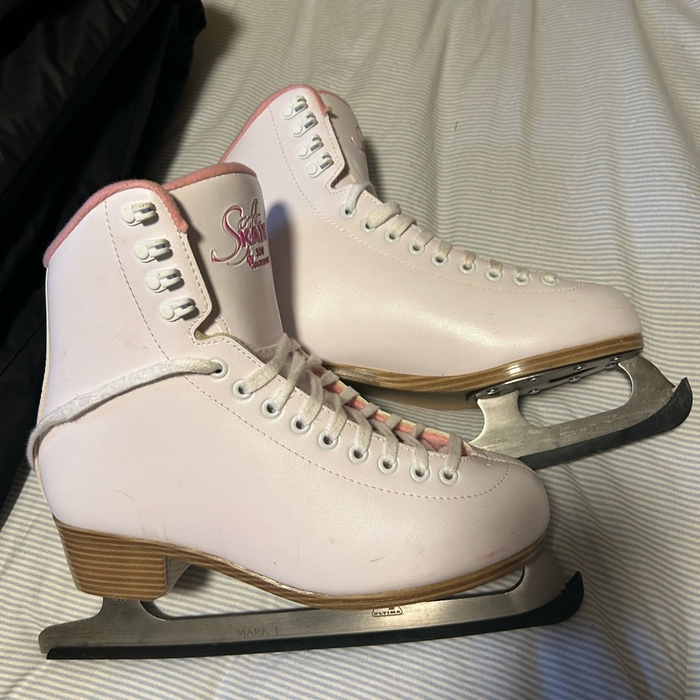 Chic Women's Pink Ice Skates